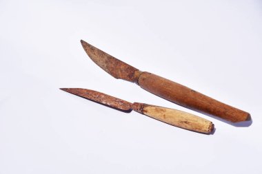 Beyaz arka planda eski paslı bıçaklar kullanılmış.