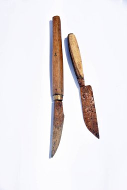 Beyaz arka planda eski paslı bıçaklar kullanılmış.