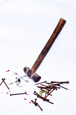 Beyaz arka planda kullanılmış eski çekiç.