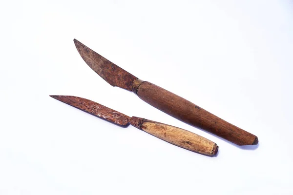 Beyaz Arka Planda Eski Paslı Bıçaklar Kullanılmış — Stok fotoğraf