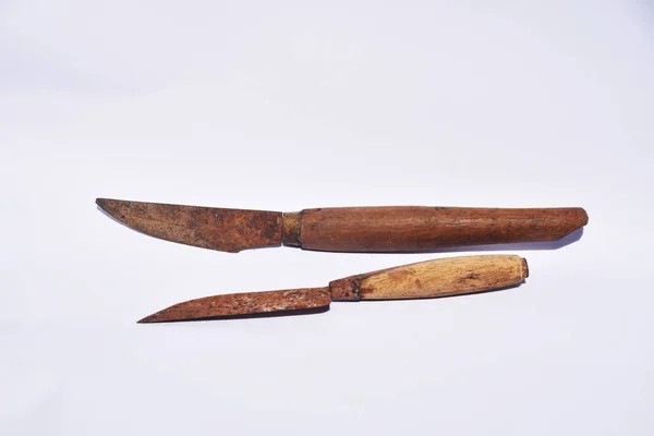 Beyaz Arka Planda Eski Paslı Bıçaklar Kullanılmış — Stok fotoğraf