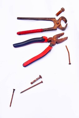 Beyaz arka planda tozlu ve kullanılmış maşalar