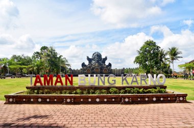 TABANAN, BALI, İNDONEZYA-HAZİRAN 08 2021: Garuda Wisnu Kencana heykeli Bung Karno Parkı 'nda, güzel mavi gökyüzü ve güzel hava koşulları altında