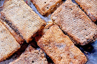 Yakından kahverengi renkli arı kovanı.