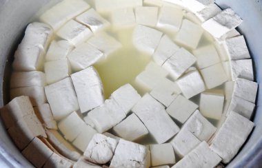 Sepetin üzerine beyaz renkli soya peyniri, yakın plan.