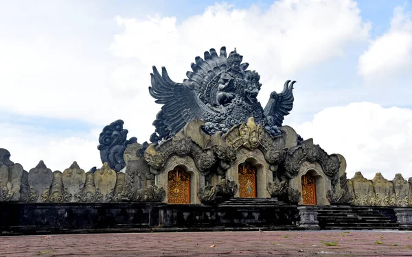 Tabanan Bali Indonesia July 2021 位于邦卡诺公园的Garuda Wisnu Kencana雕像 天气晴朗 蓝天美丽 — 图库照片