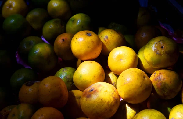 Плоды Мандаринов Апельсина Желтым Зеленым Цветом Кожи Тени — стоковое фото