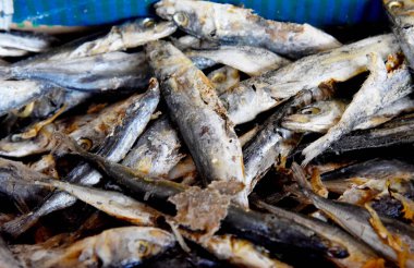 Geleneksel pazarda kuru tuzlu balık satışı