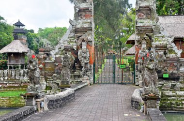 Mengwi Bali Endonezya 'daki Taman Ayun tapınağının giriş kapısı.