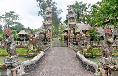 Mengwi Bali Endonezya 'daki Taman Ayun tapınağının giriş kapısı.