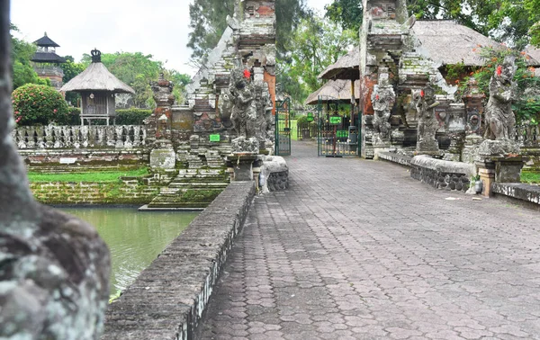 印度尼西亚Mengwi的Taman Ayun寺庙入口大门 — 图库照片