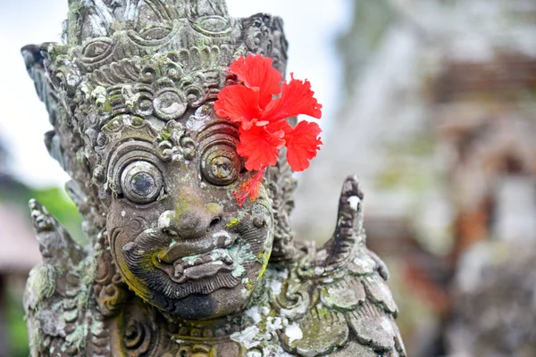 Standbeeld Taman Ayun Tempel Met Rode Bloem Het Oor — Stockfoto