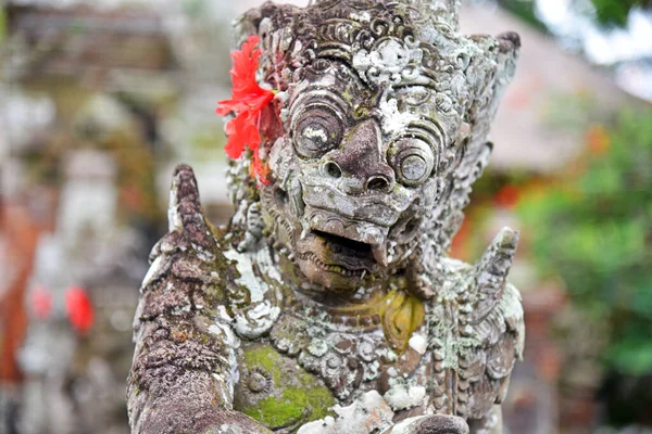 Estátua Taman Ayun Templo Com Flor Vermelha Orelha — Fotografia de Stock