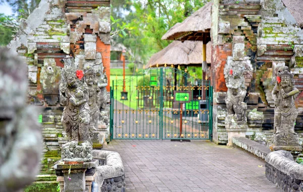 印度尼西亚Mengwi的Taman Ayun寺庙入口大门 — 图库照片