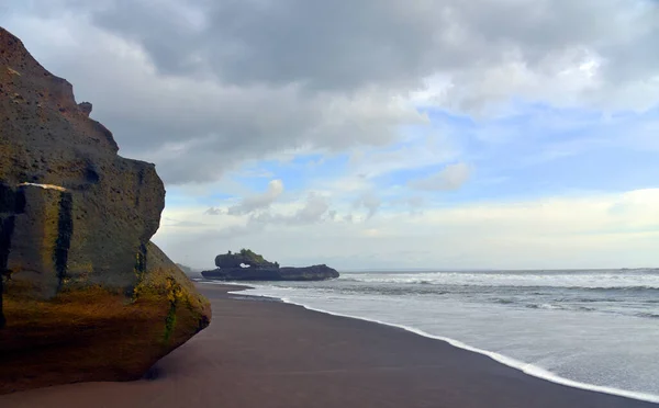 Playa Yeh Gangga Tabanan Regencia Bali Indonesia Con Roca Negra — Foto de Stock