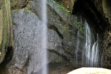 Bali Endonezya 'nın Tabanan hükümdarlığı' ndaki Pengempu 'nun küçük şelalesinde kaya oluşumu ve tatlı su sıçraması
