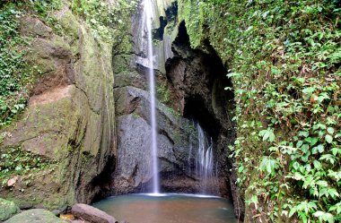 Bali Endonezya 'nın Tabanan hükümdarlığı' ndaki Pengempu 'nun küçük şelalesinde kaya oluşumu ve tatlı su sıçraması