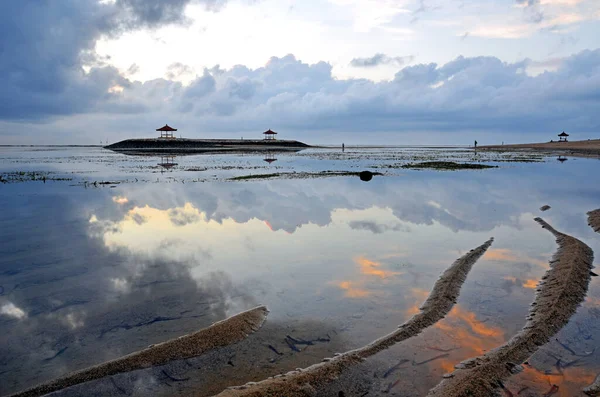 低潮期间在印度尼西亚巴厘岛Sanur海滩的日出 — 图库照片