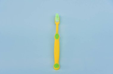 Diş fırçası arka planda izole edilmiş, sağlıklı yaşam ve dişçi kavramı