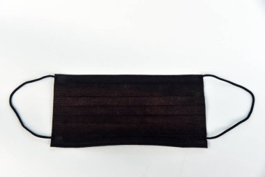 Corona virüsü koruması için siyah yüz maskesi renk arkaplanında izole