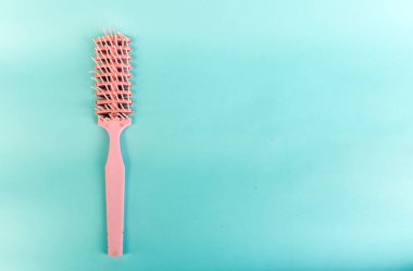 Kullanılan pembe saç tarağı renk arkaplanında izole