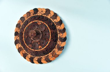 Sepet kapağı, el yapımı hindistan cevizi kabuğundan, kahverengi renkli arka planda izole edilmiş, el yapımı ürün konsepti ve toprak dostu.