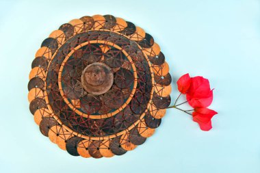 Sepet kapağı, el yapımı hindistan cevizi kabuğundan, kahverengi renkli arka planda izole edilmiş, el yapımı ürün konsepti ve toprak dostu.