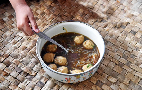 Uma Tigela Sopa Bola Carne Chicke Colocada Chão — Fotografia de Stock