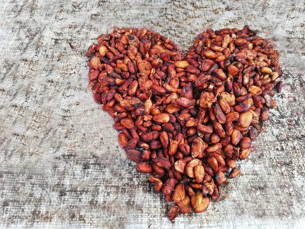 Kakaobohnen Herz Oder Liebesform Auf Weißem Schmutzigem Hintergrund — Stockfoto