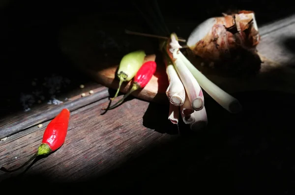 他のスパイスとレモンの草茶色の木製のテーブルの上に — ストック写真