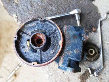 BALI, İNDONEZYA-HAZİRAN 27,2021: Su pompası makinesinin tamiratı 