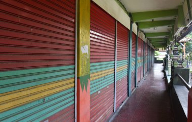 BALI, İNDONEZYA-27 Temmuz 2021: Bali Endonezya 'nın Tabanan naipliğinde terk edilmiş bir süpermarketin renkli kapısı