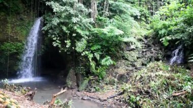 Bali Endonezya 'nın Tabanan naipliğindeki Babahan köyünde küçük bir Kincir şelalesi. 