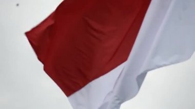 Endonezya bayrağı, kırmızı ve beyaz renk, (Bendera Merah Putih), Endonezya bağımsızlık günü, gökyüzüne karşı.