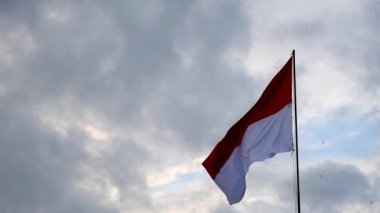 Endonezya bayrağı, kırmızı ve beyaz renk, (Bendera Merah Putih), Endonezya bağımsızlık günü, gökyüzüne karşı.