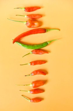 Kırmızı biber sarı arkaplanda izole edilmiş.