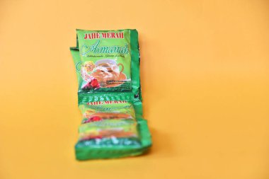 BALI, İNDONEZYA-AĞUSTOS 09 2021: Sarı zemin üzerinde kırmızı zencefil aromalı bitkisel içecek