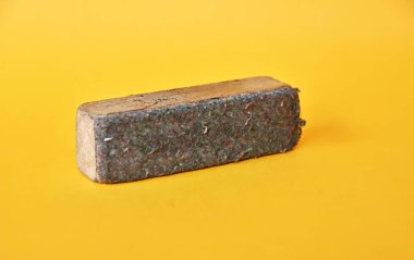 Sarı arkaplanda kullanılan tebeşir silici 