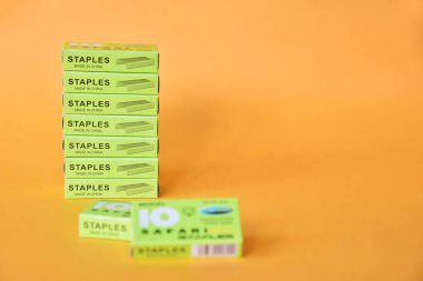 BALI, İNDONEZYA-AĞUSTOS 09 2021: Sarı arka planda izole edilmiş yeşil kutudaki Staples