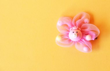 Sarı arkaplanda kırmızı beyaz elbise askısı