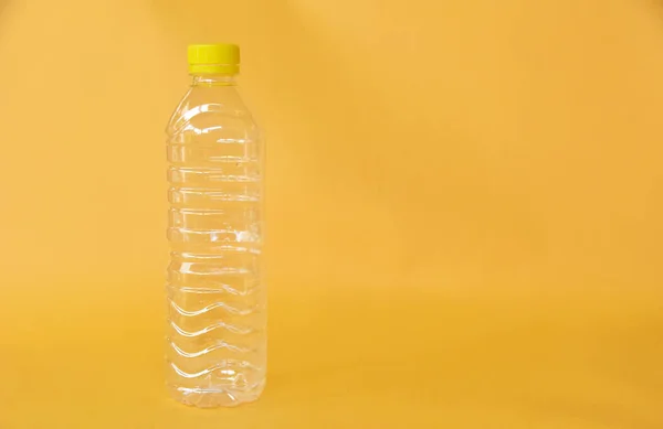 Botella Agua Vacía Aislada Sobre Fondo Amarillo — Foto de Stock