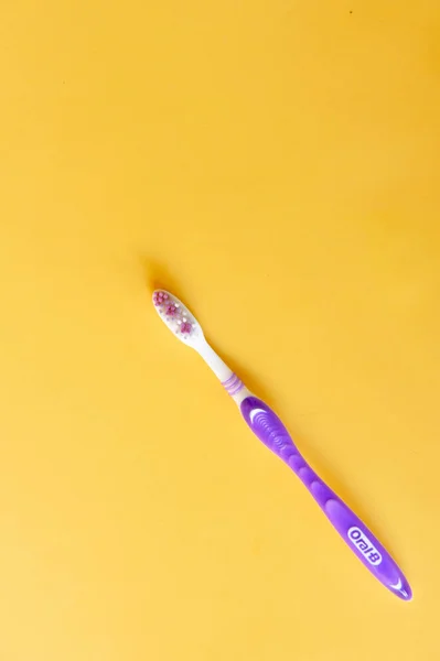 Bali Indonesia August 2021 Tooth Brush Adult Yellow Background — Stock Photo, Image