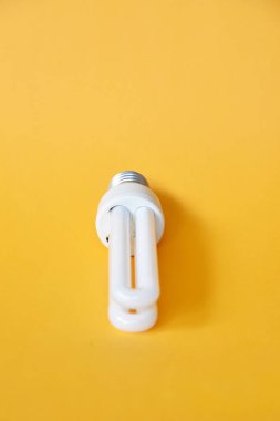 Sarı arkaplanda izole edilmiş beyaz renkli lamba