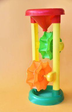 Kırmızı, yeşil, turuncu arka planda su tekeri stili olan çocuklar