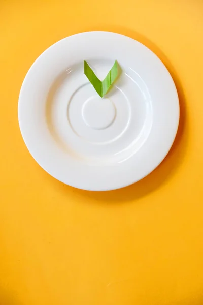 Lege Kleine Witte Plaat Met Groene Garnering Achtergrond — Stockfoto