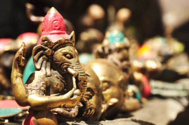 Bokeh arkaplanlı metal Ganesha heykeli 