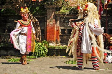 BALI, INDONESIA-FEBRUARY 04 2015: Barong ve Kris gün içinde renkli kostümlü dansçıları göstererek sahnede dans ediyorlar