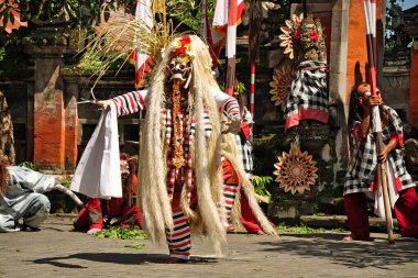 BALI, INDONESIA-FEBRUARY 04 2015: Barong ve Kris gün içinde renkli kostümlü dansçıları göstererek sahnede dans ediyorlar