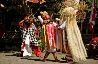 BALI, INDONESIA-FEBRUARY 04 2015: Barong ve Kris gün içinde renkli kostümlü dansçıları göstererek sahnede dans ediyorlar