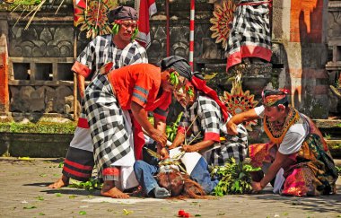 BALI, INDONESIA-FEBRUARY 04 2015: Barong ve Kris gün içinde renkli kostümlü dansçıları göstererek sahnede dans ediyorlar